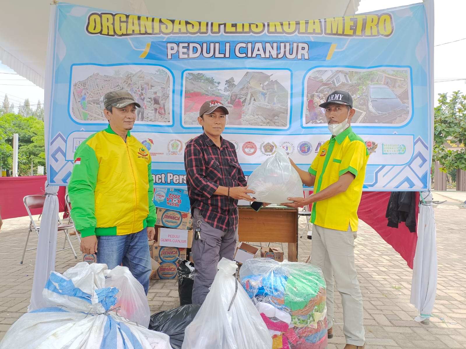 GBC Kota Metro Serahkan Bantuan Pakaian Layak Pakai Ke Posko Organisasi Pers Peduli Cianjur