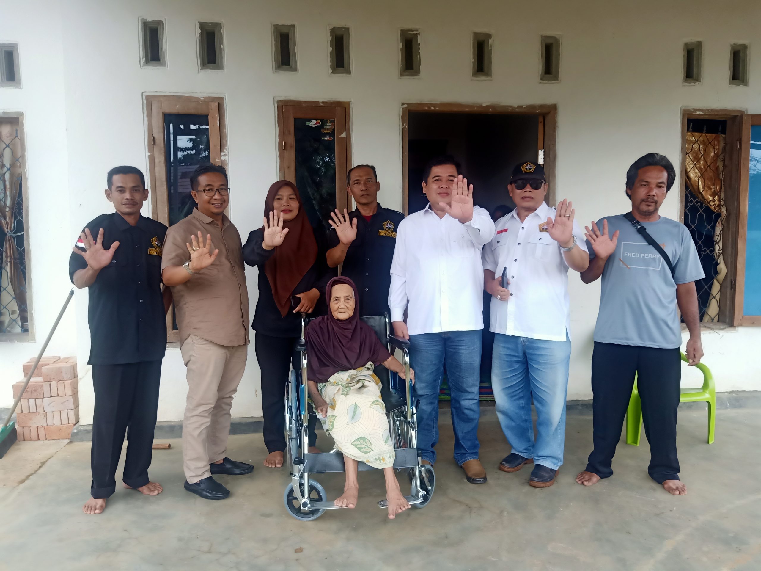 Pendekar Banten Korda II Metro Berikan Bantuan Kursi Roda Pada Nenek Yamini