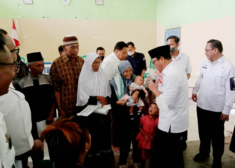 Walikota Metro Serahkan Bantuan Pada 520 KK Terdampak TPAS Karangrejo