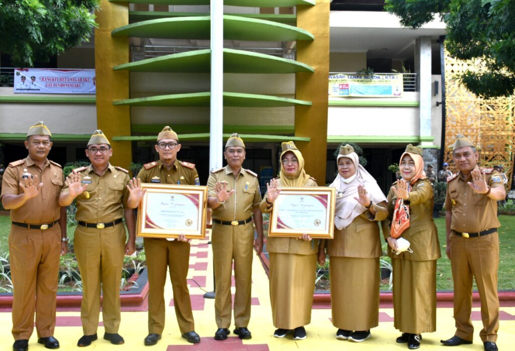 Sekretaris Daerah Kota Metro Pimpin Apel Mingguan Sekaligus Serahan Penghargaan Pelayanan Publik