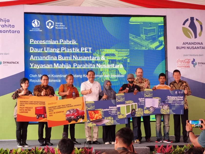 Walikota Metro Wahdi  Terima Tiga Unit Motor Pengangkut Sampah