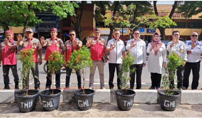 Peduli Penghijauan ,GML dan TMII Kota Metro Berikan 10 Pot Bunga Pucuk Merah