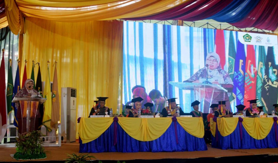 Staf Ahli III Juni Kuswati Hadiri Acara Wisuda Progam Pasca Sarjana  Sarjana Strata IAIN Kota Metro