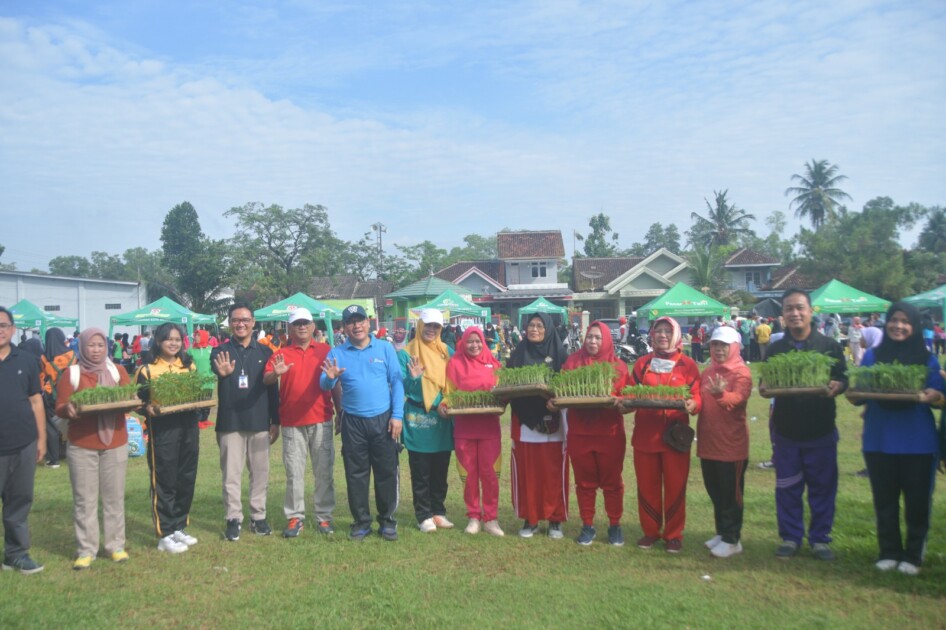 Pasar Tani Agroceria ,Wahdi Berikan Bibit Cabai Ke Murid SD