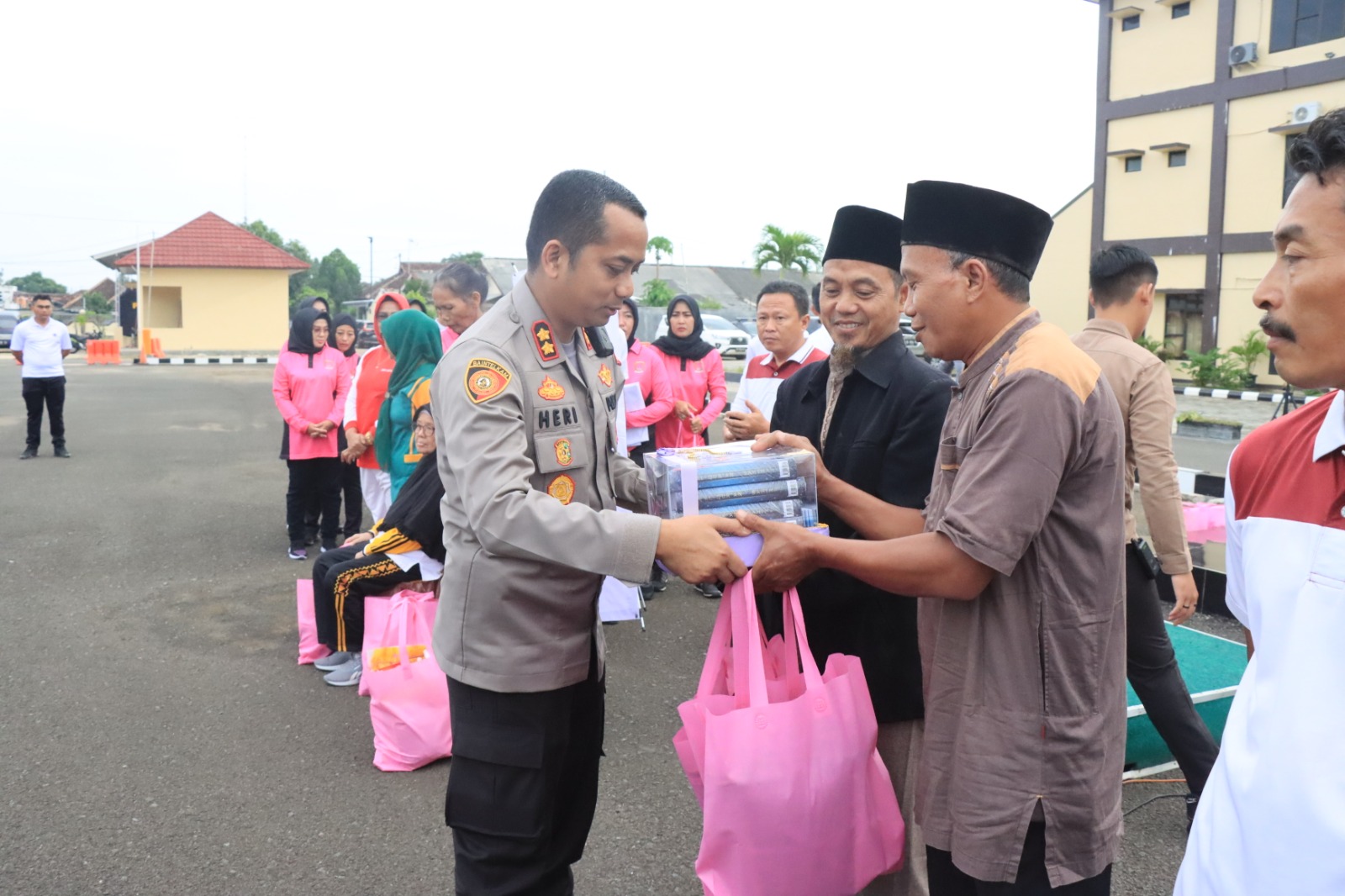 Kapolres Metro Berikan Bansos Kepada PHL dan Marbot Masjid