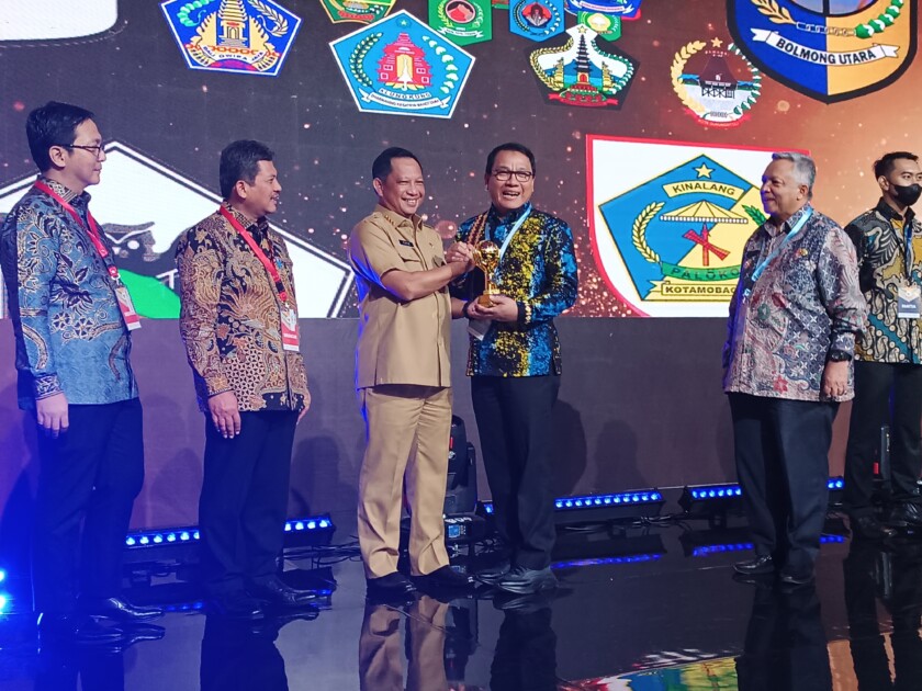 Walikota Metro Terima Penghargaan Universal Health Coverage Dari BPJS RI