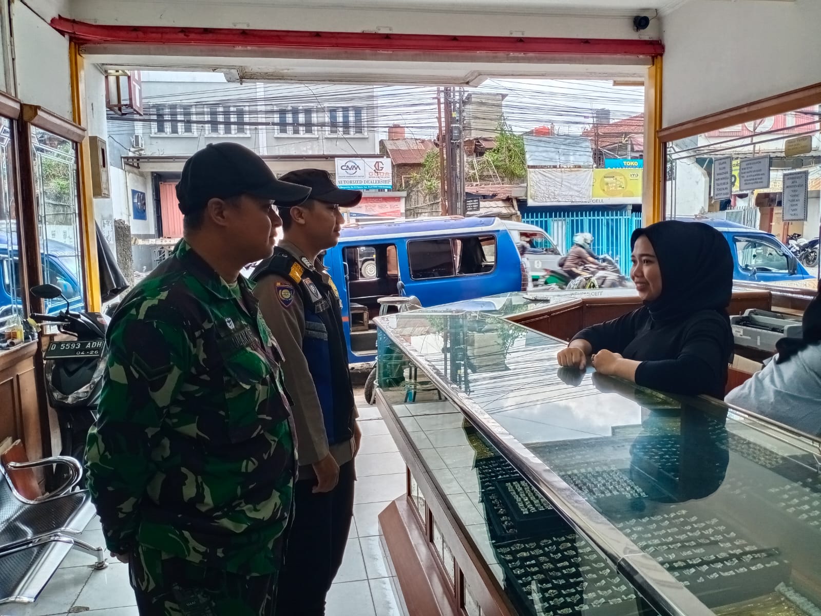Sinergitas TNI POLRI Laksanakan Monitoring Toko Emas Jelang Hari Raya Idul Fitri diwilayah Hukum Polsek Buah Batu
