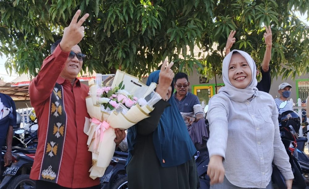Momen Qomaru Disambut Buket Bunga dari Simpatisan