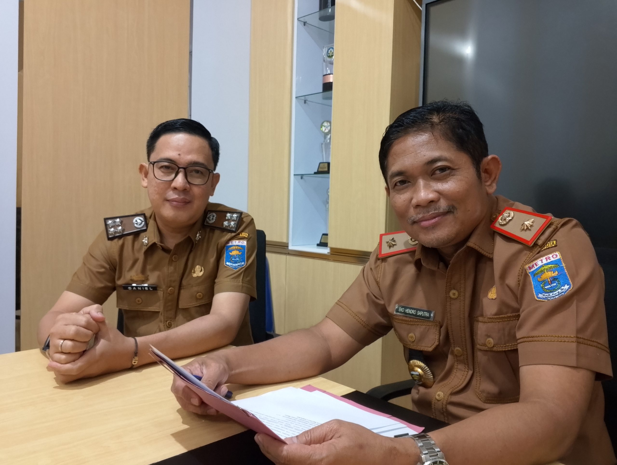 Kepala Dinas Kesehatan Eko Hendro Saputra (Kanan) didampingi Kabid Pelayanan Kesehatan (Yankes), Daniel (Kiri). Foto / mat