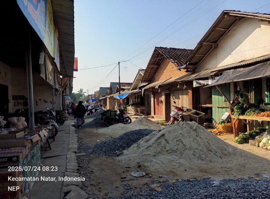 Warga Keluhkan Tumpukan Material di Jalan Masuk Pasar Sukadamai