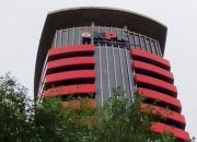 ‎Warga Metro Saksikan KPK Pakai Rompi Hitam Jemput Anggota DPRD Lamteng Fraksi PKB