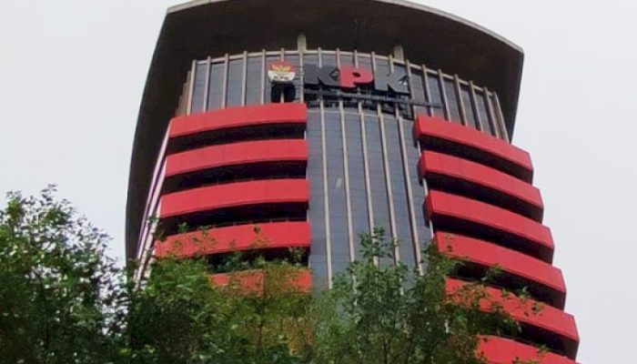 ‎Warga Metro Saksikan KPK Pakai Rompi Hitam Jemput Anggota DPRD Lamteng Fraksi PKB