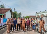 ‎Camat Pekalongan & Kades Siraman Tinjau Pembangunan Jalan Lapen ‎
