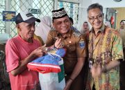 ‎Wali Kota Bambang salurkan bantuan ATENSI Bagi 99 KPM Lanjut Usia