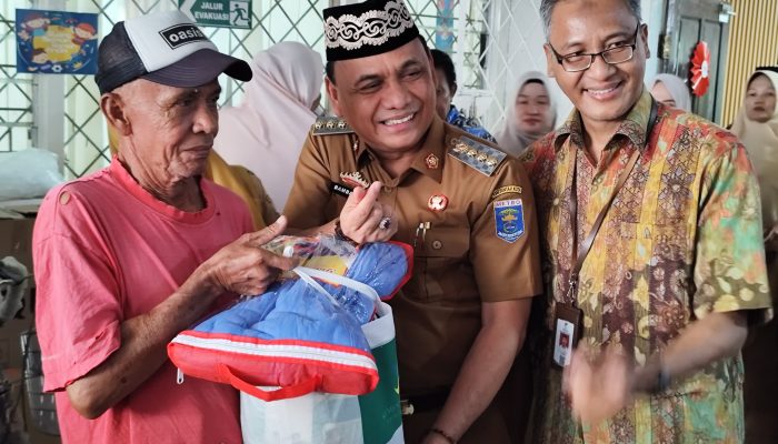 ‎Wali Kota Bambang salurkan bantuan ATENSI Bagi 99 KPM Lanjut Usia