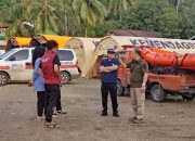 dr. Wahdi Berikan Layanan Periksa Ibu Hamil & Trauma Healing Bagi Korban Bencana di Sumatera Barat