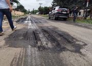 ‎Baru Dikerjakan Proyek Jalan Rp 1,9 Miliar Ruas Bumi Jawa Mulai Rusak