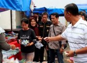 Borong Takjil UMKM, Ketua Granat Tanggamus Bagikan ke Warga di Pasar Talang Padang, Tanggamus