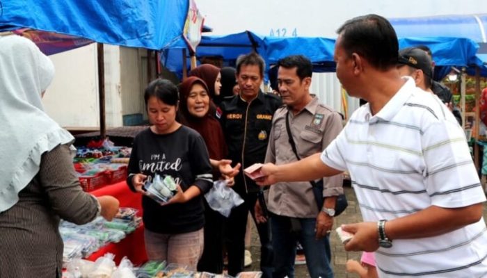 Borong Takjil UMKM, Ketua Granat Tanggamus Bagikan ke Warga di Pasar Talang Padang, Tanggamus
