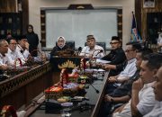 Rapat Enam Jam Lebih Dikatakan Hanya Ngobrol Biasa