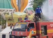 ‎Damkarmat Metro Semprot Dua Ruas Jalan, Bersihkan Abu Vulkanik Gunung Anak Krakatau